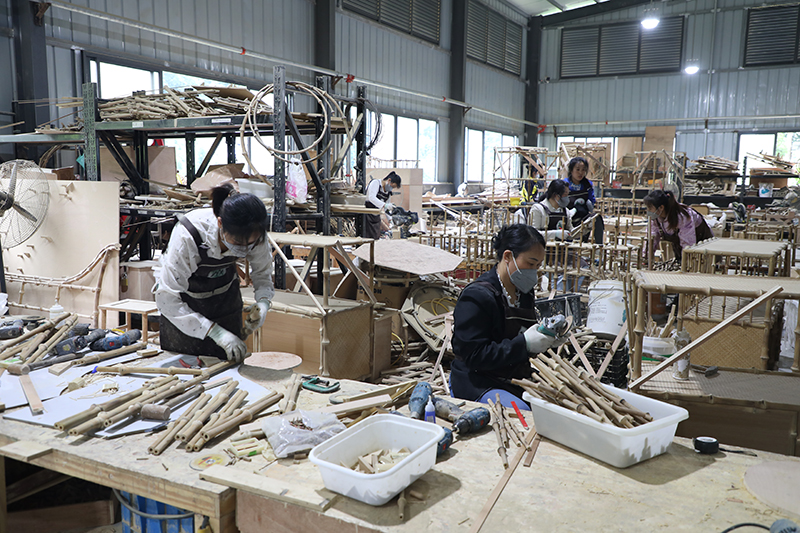 昭通大關(guān) “家庭微工廠”解鎖增收密碼 家私定制化生產(chǎn)帶動(dòng)鄉(xiāng)村振興